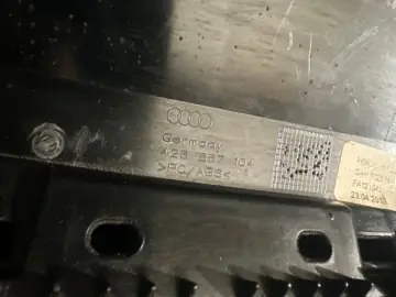 ! SKŘÍŇKA NA DESKA ROZDĚLOVAČE 423857104 6PS OEM AUDI R8 2008-15 - Blesková nabídka